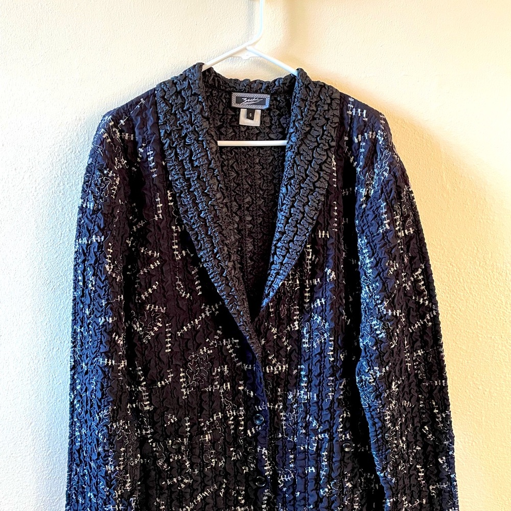 ZASHI RUCHED BLACK WITH WHITE MODERN DESIGN JACKET, Size small.